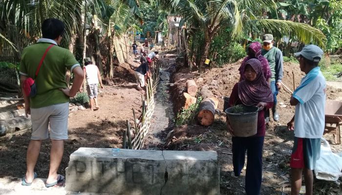 Warga RT 01/03 Bergotong Royong membuat Rute Jalan Baru