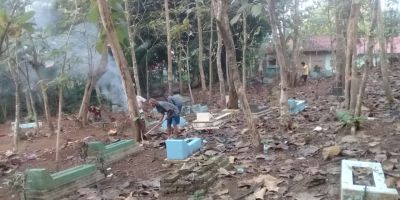 Bersih Makam Merdi Desa