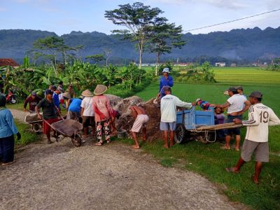 KERJA BAKTI PENGURUGAN TANGGUL SUNGAI JATINEGARA